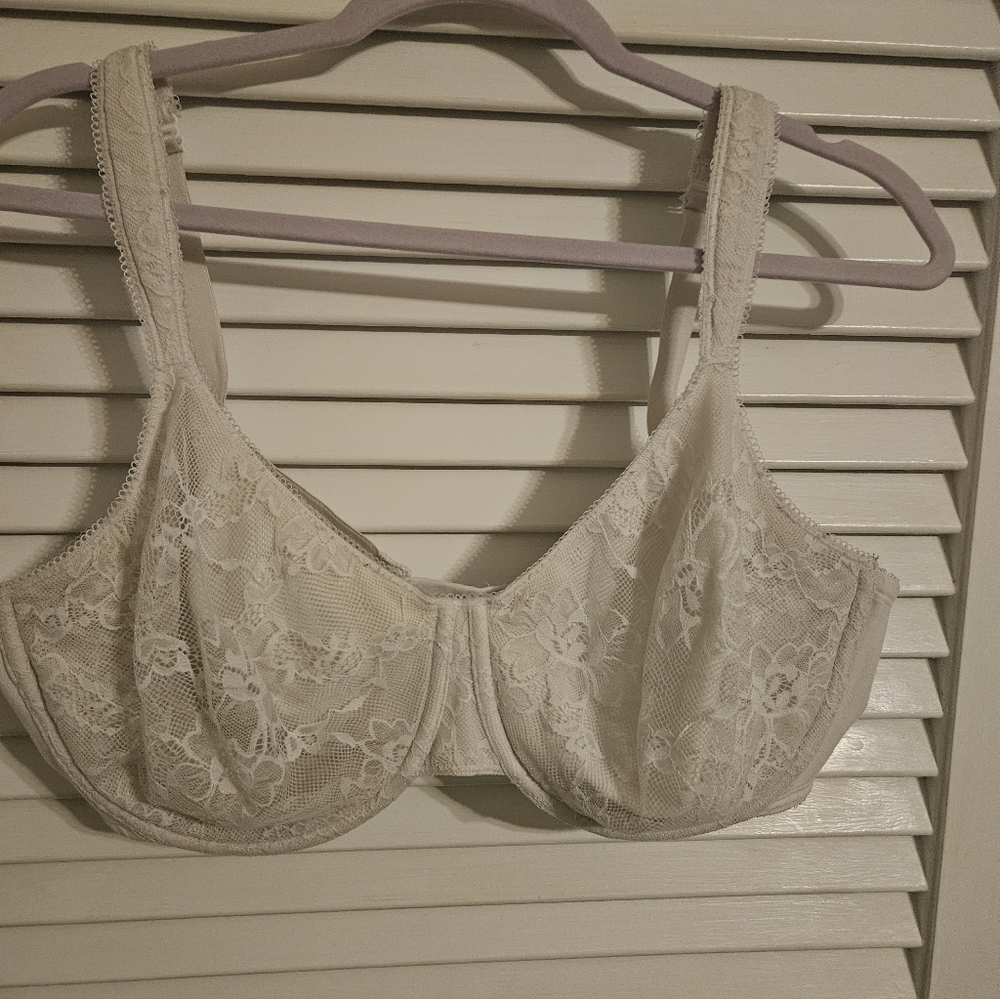 Elegant Lace Women's Bra - White Size 42D Cabernet